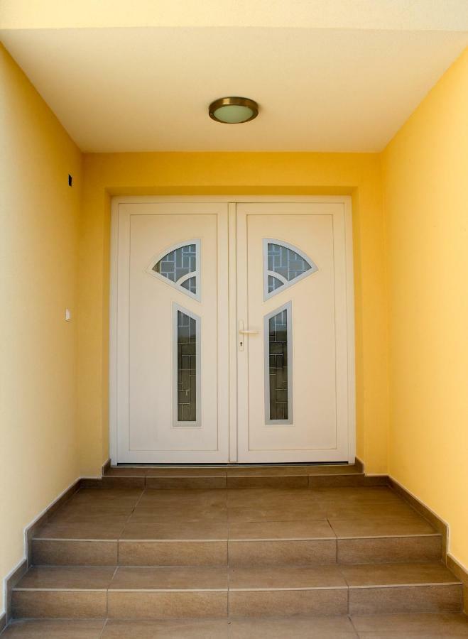 Apartmani Marin Vrbnik Eksteriør billede